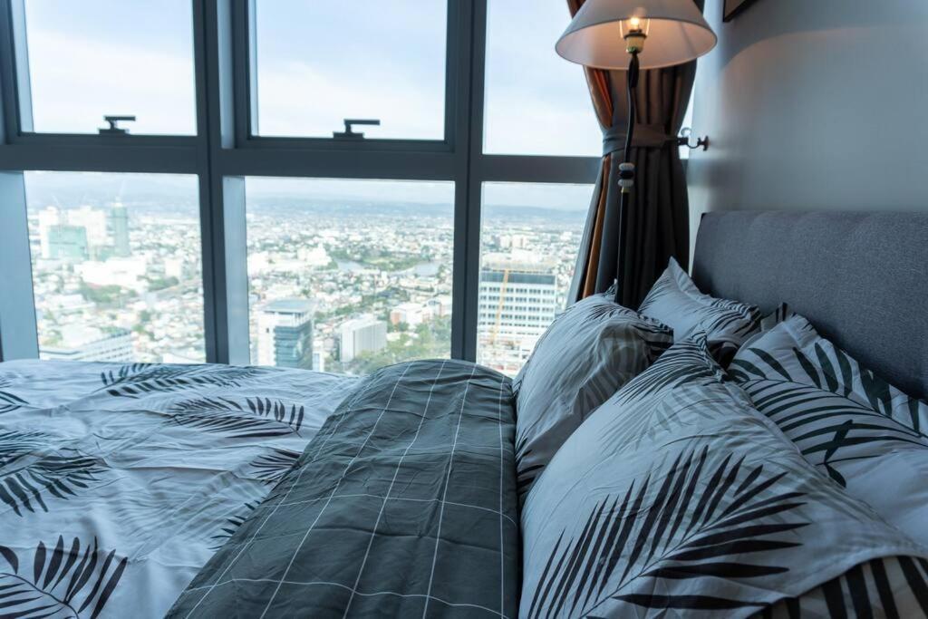 A2J Luxury 2Br Bgc Uptown Suite Near Uptown Mall Manille Extérieur photo