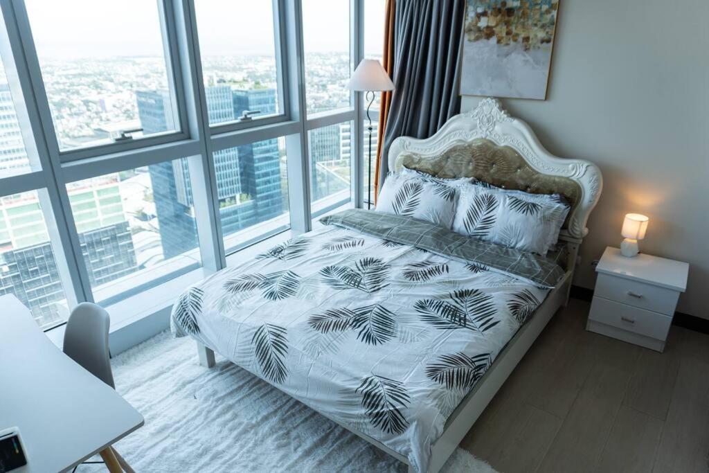 A2J Luxury 2Br Bgc Uptown Suite Near Uptown Mall Manille Extérieur photo