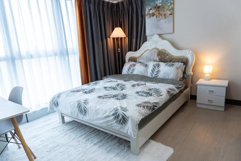 A2J Luxury 2Br Bgc Uptown Suite Near Uptown Mall Manille Extérieur photo